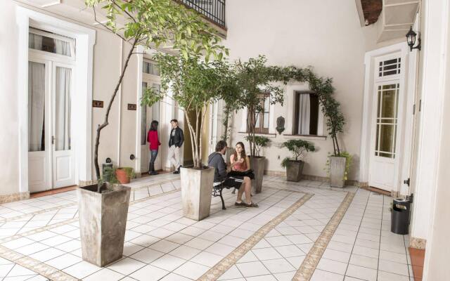 Milhouse Hostel Hipo вид на фасад