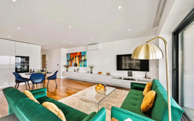 Luxorious Beachside Apartment w Pool & Seaview