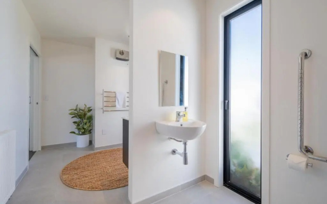 Lake House - Te Anau Holiday Home