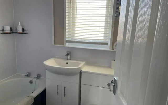2-bed Seaside Retreat - Sleeps 5 & Parking