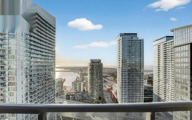 Dundas and Yonge Hotel - Suites
