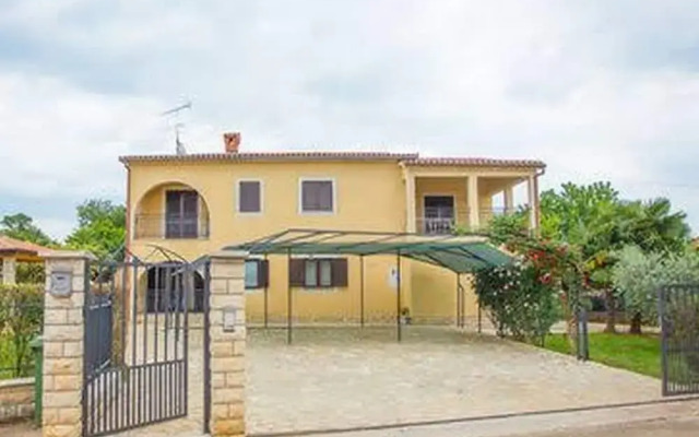 Graceful Apartment With Barbecue Area