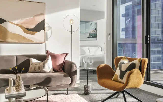 Elegant 2-bed With Superb Views & Amenities