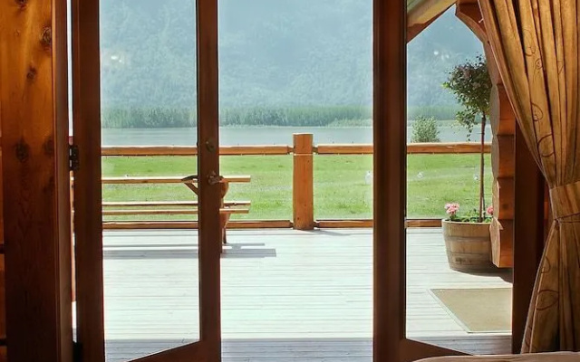 Fraser River Lodge