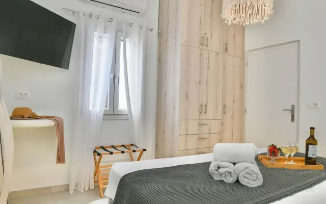 Serenite 2 Bd Santorini Getaway with Sea View