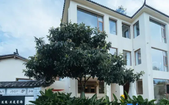 Floral Hotel · Gongdu Xinghai Hotel
