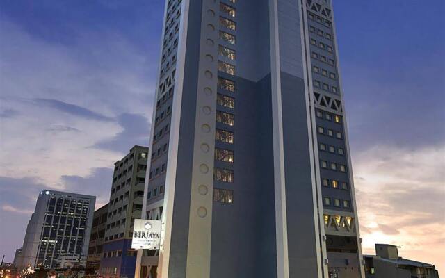 Отель Berjaya Makati Hotel Филиппины, Макати - отзывы, цены и фото номеров - забронировать отель Berjaya Makati Hotel онлайн вид на фасад
