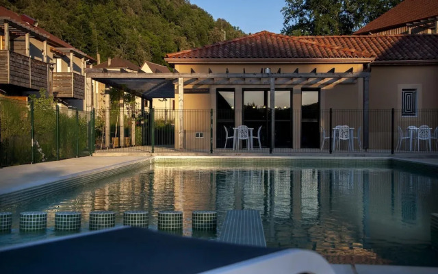 Stay in Les Eyzies With Pool