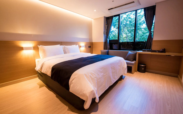 R B Business Hotel