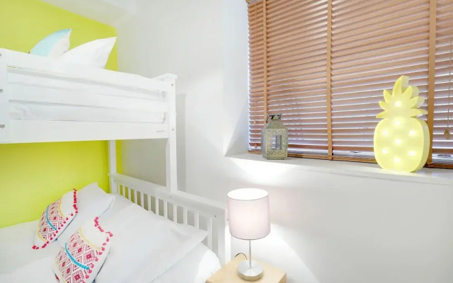 Brighton Getaways-Seaside Patio Apt