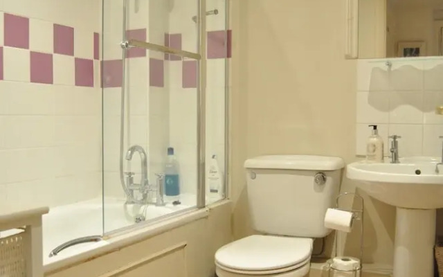 Bright 2 Bedroom Apartment With Balcony