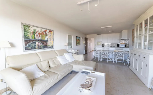 Apartment on Beach Near Town Center