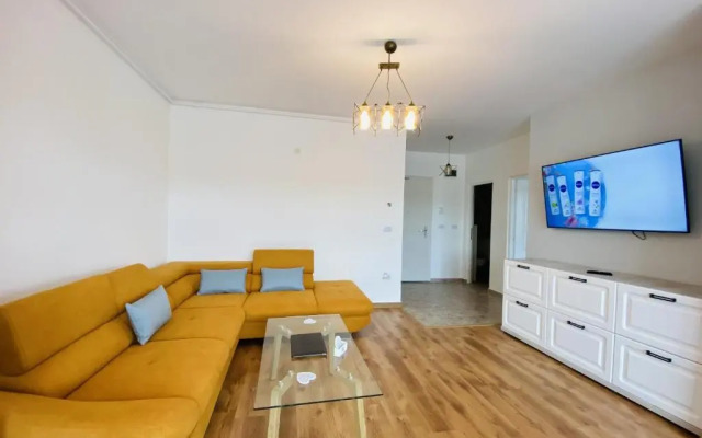 Deluxe Apartment with balcony and private parking in Colvmna Residence