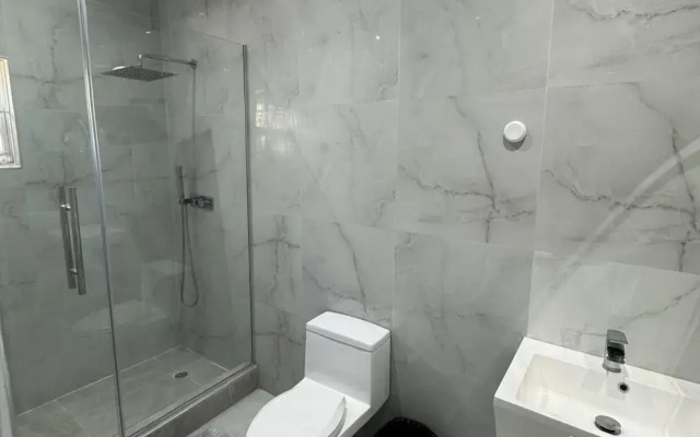 1 Bed - Sleeps 4 - Parking - 5 Min to Beach