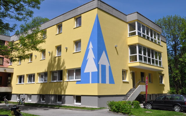 Отель Eduard-Heinrich-Haus - Hostel Австрия, Зальцбург - отзывы, цены и фото номеров - забронировать отель Eduard-Heinrich-Haus - Hostel онлайн вид на фасад