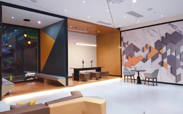 IU Hotels·Nanning Zoo Metro Station RT-Mart