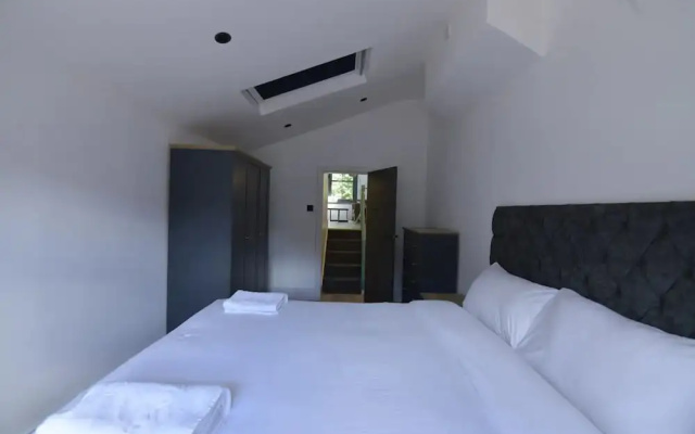 Contemporary 2 Bedroom Apartment on Columbia Road