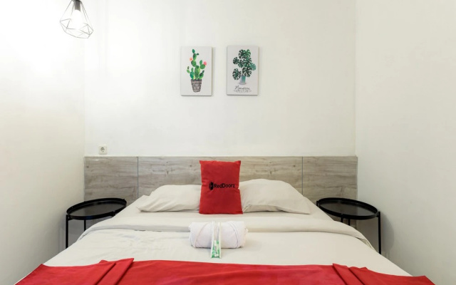 RedDoorz Near Mangga Dua Mall