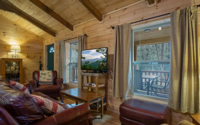 Creekside Log Cabin in Pisgah Forest