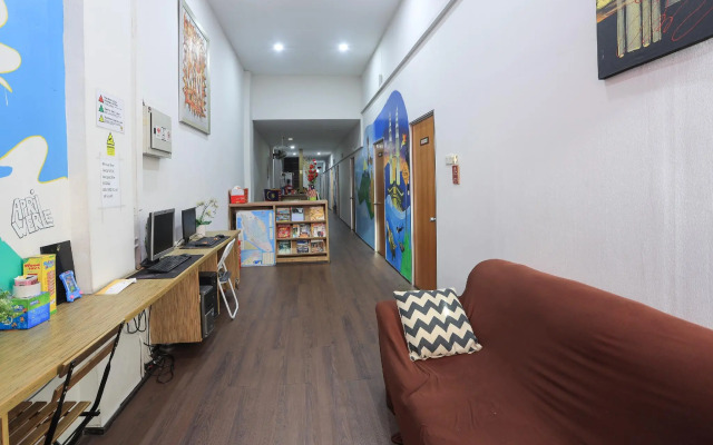 SPOT ON 90236 Zigzag Travellers Home - Hostel