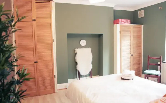 Family 3 Bedroom Home in Maida Vale