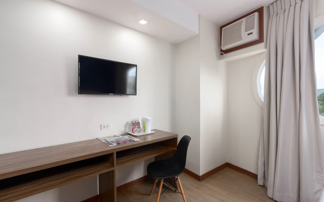 ZEN Rooms M. Velez Street