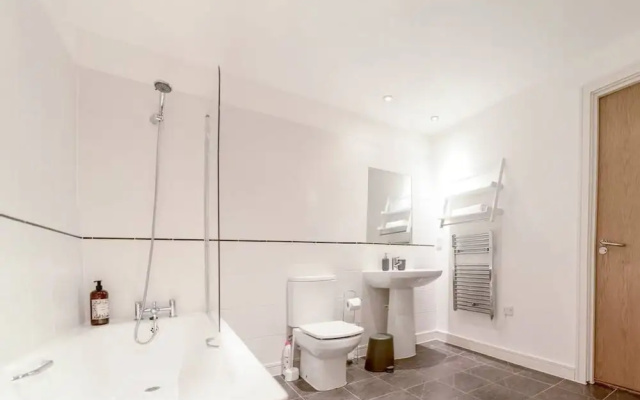 Modern 2 Bedroom Apartment in City Centre With Balcony