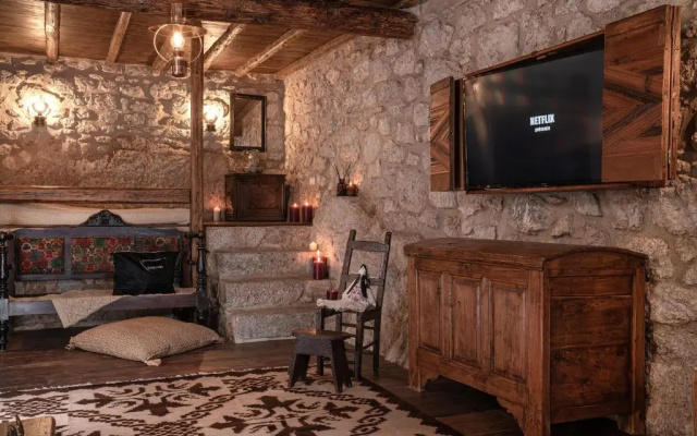 1813 Stone Mansion by Neuvel