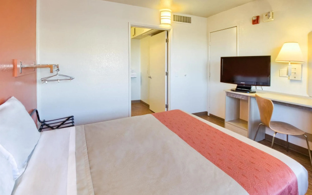Motel 6 Pendleton, OR
