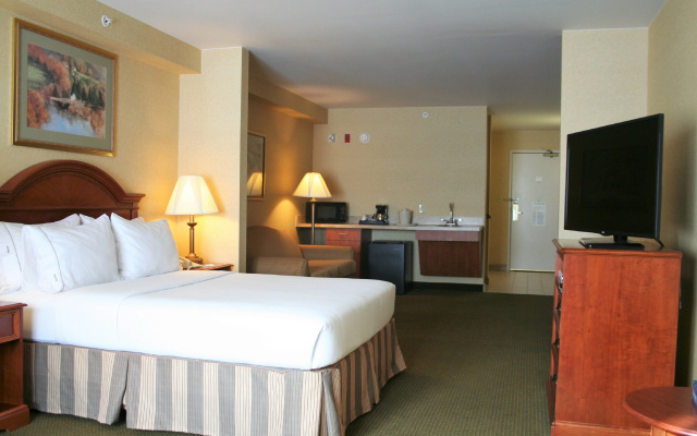 Holiday Inn Express Hotel & Suites Drums by IHG