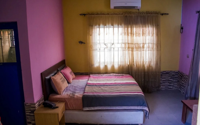 Lukham Crown Hotel