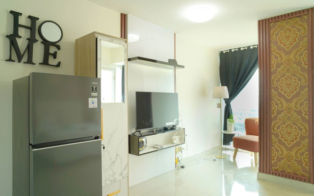 Elegant And Homey Studio At Grand Kamala Lagoon Apartment