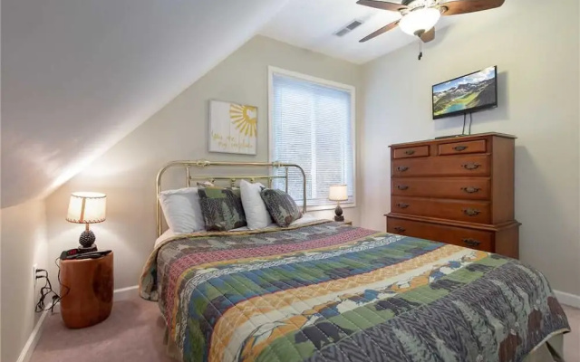 Kickback Kabin - Three Bedroom Cabin