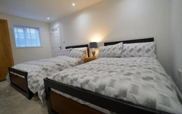 Deluxe Town Center Apartment