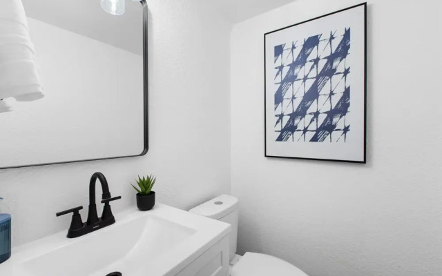 Posh & Serene 2BR w Private Patio