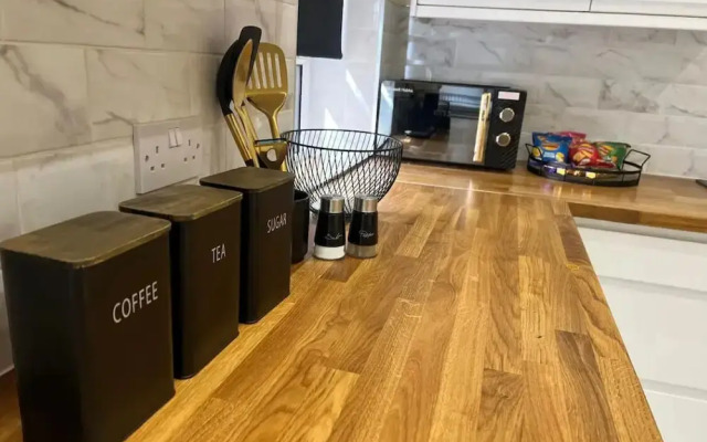 3 Bed - Sleeps 7 - Free Parking - Central Location