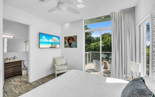 Miami Stunning Waterfront Villa Escape