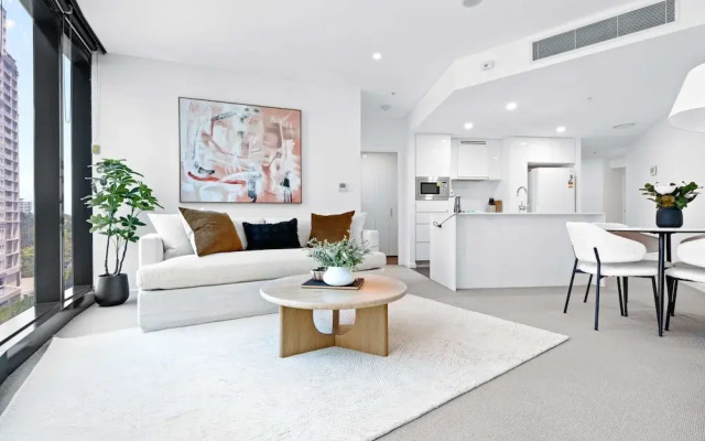 CBD High-rise 1-bed With Pool, Gym & Views