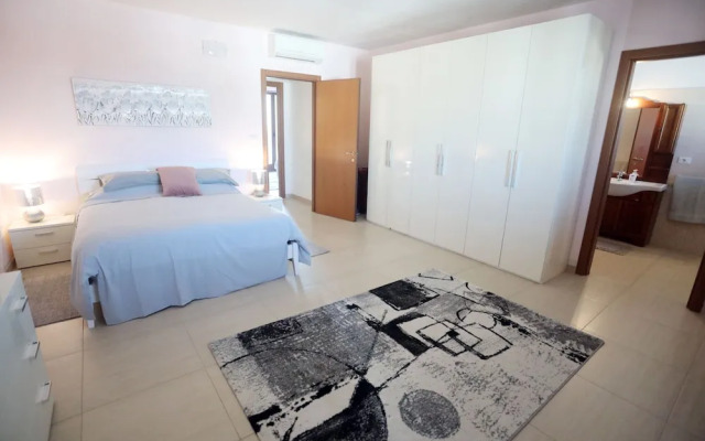 House - Sleeps 4 - Private Patio - Parking