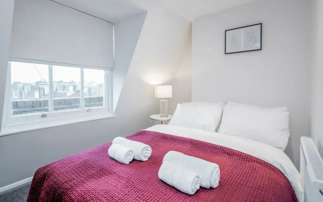 Stunning 2 Bedroom Duplex Apt in Center of Camden