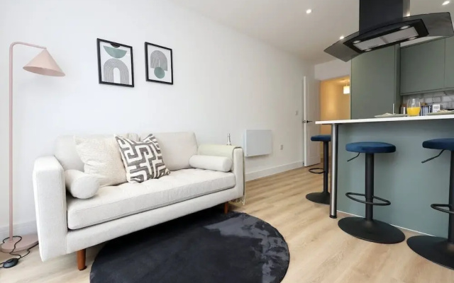 Chic 2 Bed Flat Near Central Cardiff