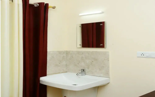 OYO 13526 Deluxe Residency