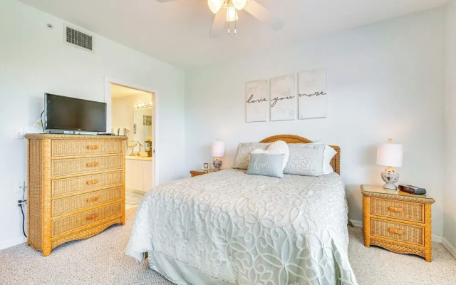Sleek Naples Condo w/ Balcony: Snowbirds Welcome!