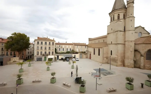 Le calme sur la place de la Madeleine