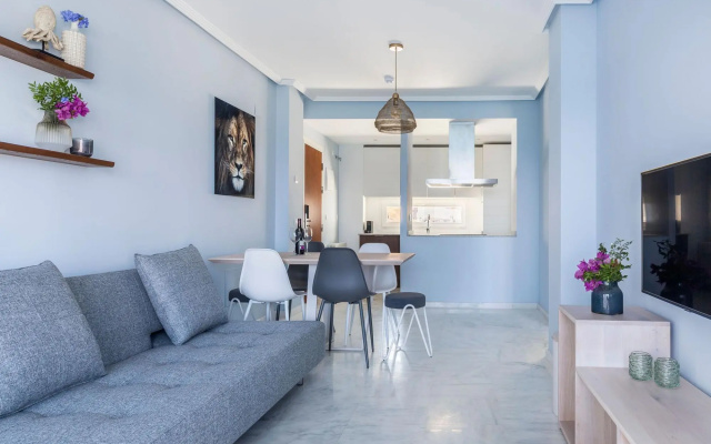 Apartment with spacious roof terrace and sea view