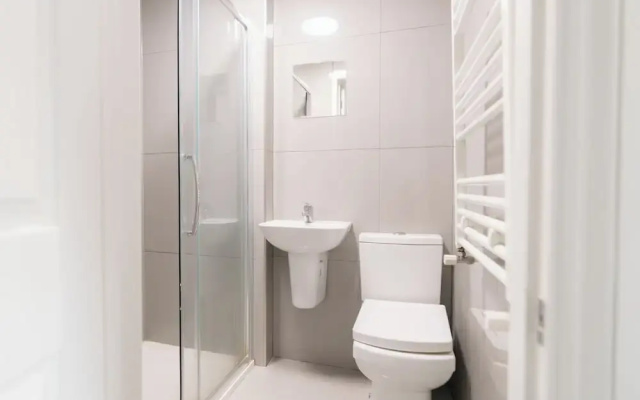 D'luxe 5-bed House - Sleeps 12 & Private Parking