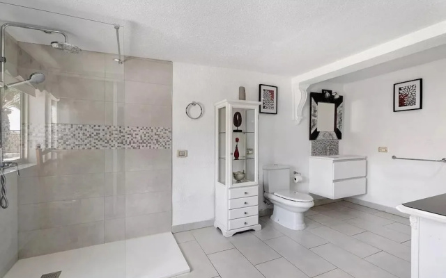 3 Bed Villa - Sleeps 6 - Pool - Hottub- Parking