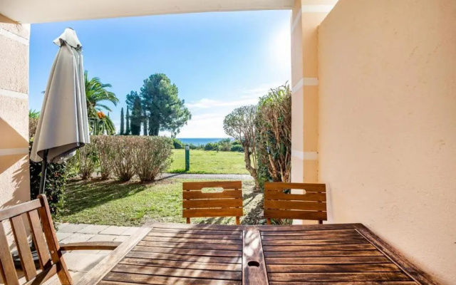 Garden level with sea view for 6 people