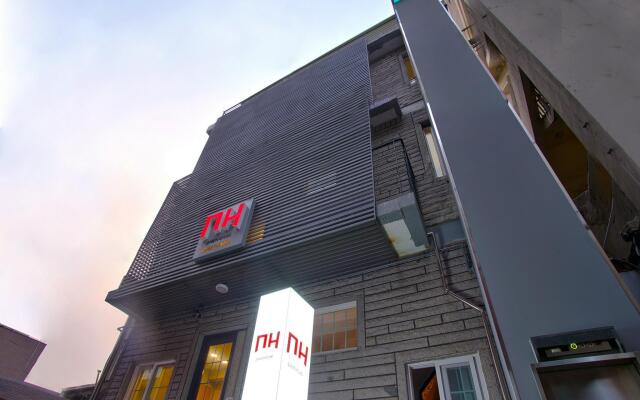 Отель D.H Sinchon Guesthouse Южная Корея, Сеул - отзывы, цены и фото номеров - забронировать отель D.H Sinchon Guesthouse онлайн вид на фасад