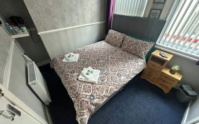 Runway Guest House - Adult Only